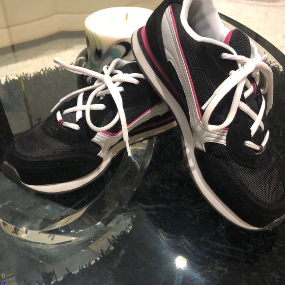 SZ 8.5 Black White Sneakers - Picture 2 of 6